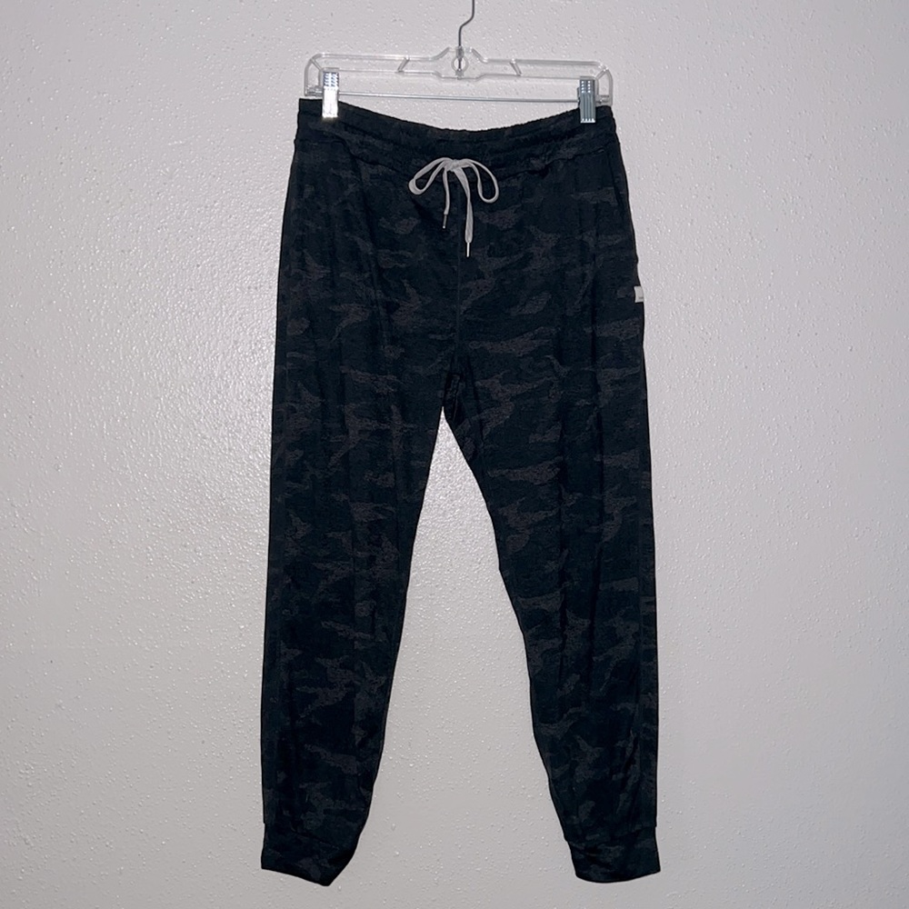 Vuori Camo Performance Joggers - size M